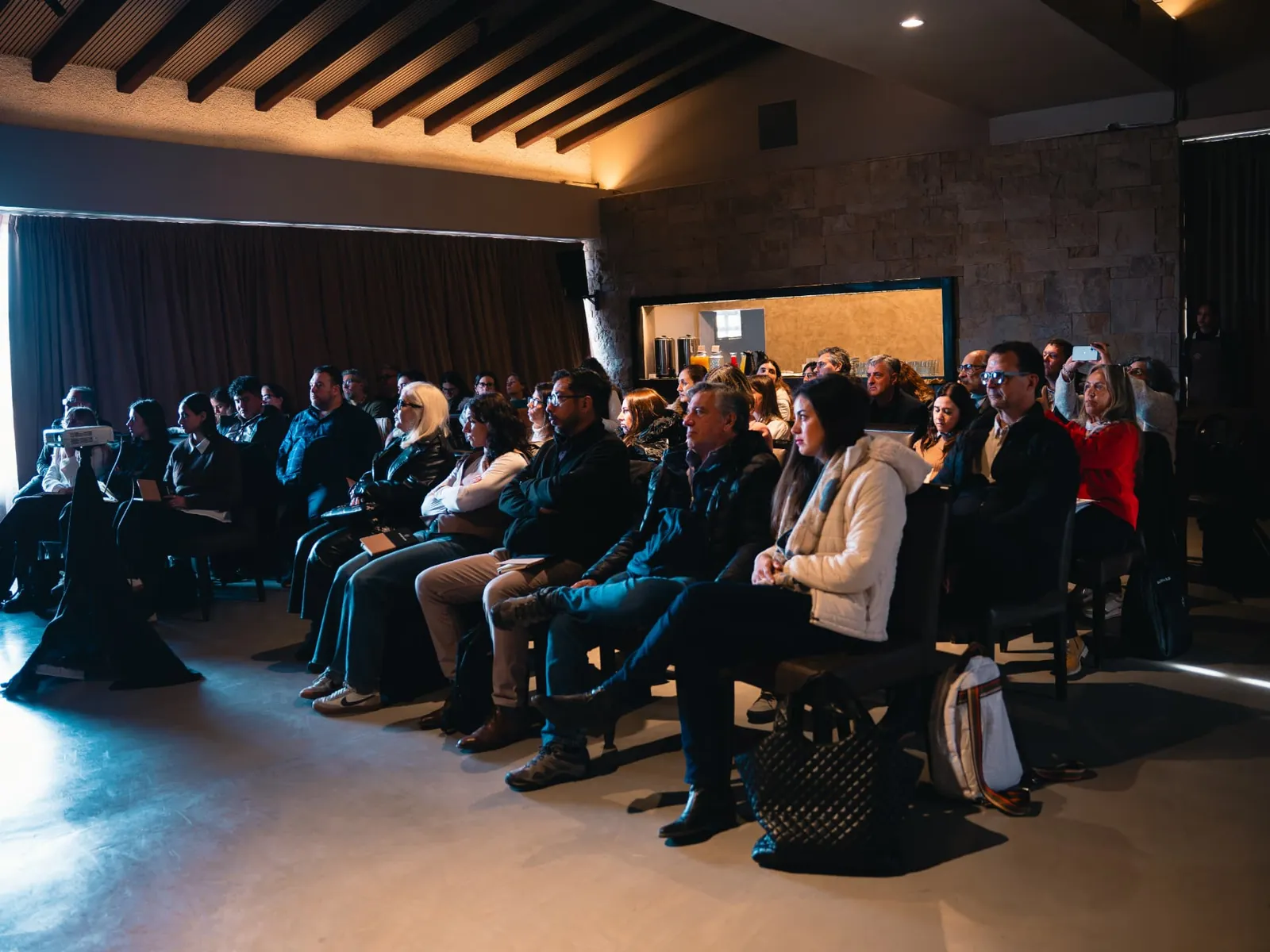 Charla en sala principal